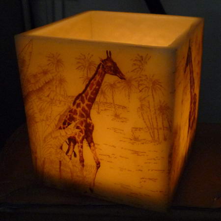 Wachswindlicht Giraffe - Teelichter ungestört brennend geschützt.